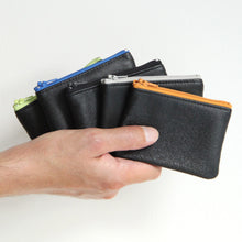 Charger l'image dans la galerie, Porte-monnaie homme cuir noir recyclé - zip bleu