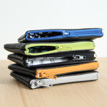 Charger l'image dans la galerie, Porte-monnaie homme cuir noir recyclé - zip bleu