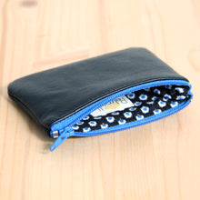 Charger l'image dans la galerie, Porte-monnaie homme cuir noir recyclé - zip bleu