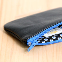 Charger l'image dans la galerie, Porte-monnaie homme cuir noir recyclé - zip bleu