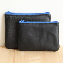 Charger l'image dans la galerie, Porte-monnaie homme cuir noir recyclé - zip bleu