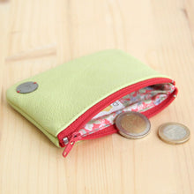 Charger l&#39;image dans la galerie, Porte-monnaie femme cuir recyclé vert anis - zip rouge