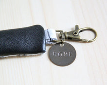 Charger l&#39;image dans la galerie, Porte-clés homme en cuir noir recyclé - Carreaux gris