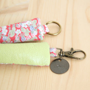 Porte-clés femme en cuir recyclé vert anis - tissu fraises