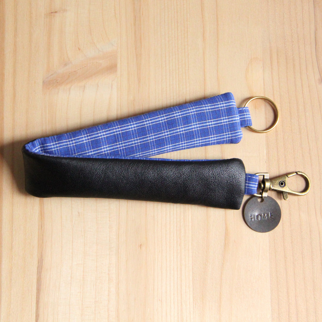 Porte-clés homme en cuir noir recyclé - Carreaux bleus
