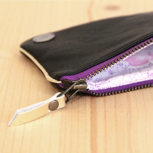 Pochette smartphone en cuir noir recyclé - zip violet