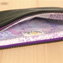 Charger l&#39;image dans la galerie, Pochette smartphone en cuir noir recyclé - zip violet