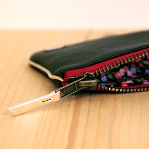 Pochette smartphone en cuir noir recyclé - zip rouge