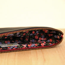 Charger l&#39;image dans la galerie, Pochette smartphone en cuir noir recyclé - zip rouge