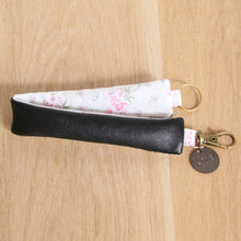 Charger l&#39;image dans la galerie, Porte-clés femme en cuir recyclé noir - tissu hortensia