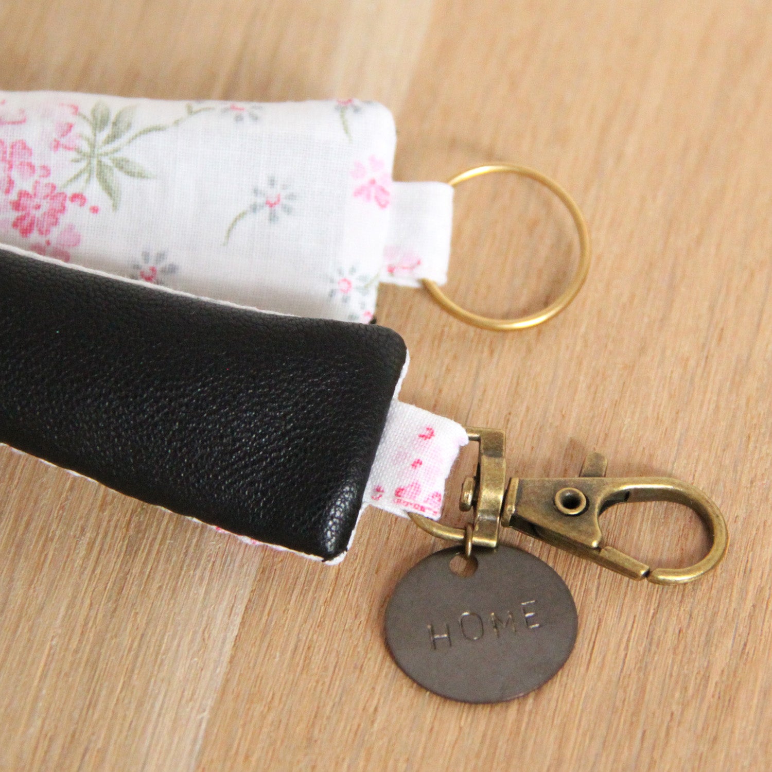 Porte-clés femme en cuir recyclé noir - tissu hortensia – Hello