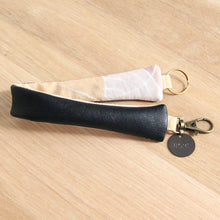 Charger l&#39;image dans la galerie, Porte-clés femme en cuir recyclé noir - tissu sunset